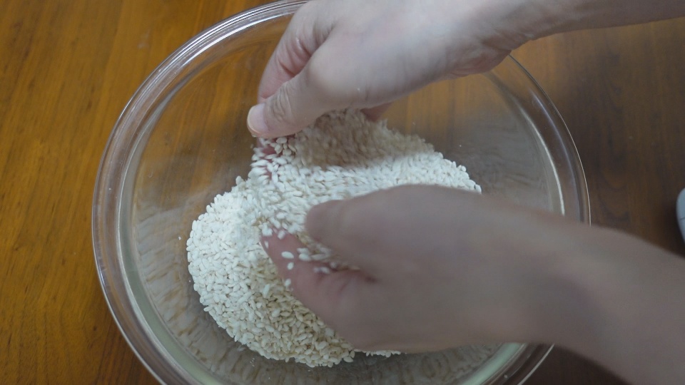 ボウルに米麹をほぐし入れて粒状