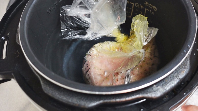 スロー調理袋ごと鶏肉を入れ水を加えます
