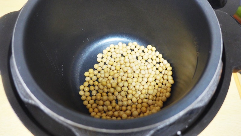 一般的には大豆を一晩水につけますが、このレシピは水につけず作ります。